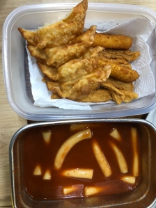 반찬통에 떡볶이 포장해왔어요