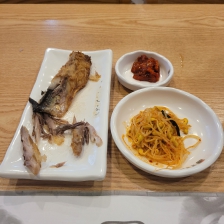 식당에선 안먹는 반찬은 안 받아요 ㅎㅎ