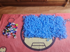 병뚜껑 이만큼 모았습니다.