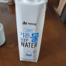 종이팩 생수 먹어요