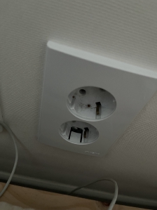 전기 코드 빼기