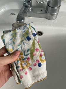 손수건 사용해요