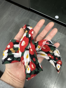 제주도 가서 산 동백꽃손수건 잘 사용하고 있어요