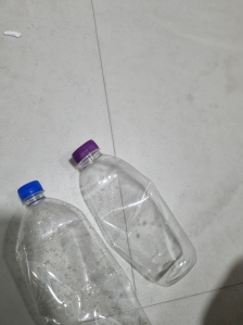 분리수거 앞두고 라벨떼기