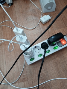 안쓰는 전기코드들 다 빼기!