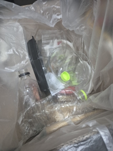 주말마다 플라스틱 라벨제거 노동