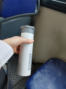 텀블러에 물담아서   출근중입니다