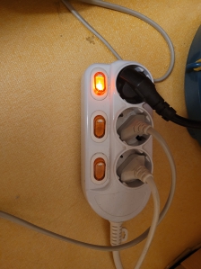 안 쓰는 전기 콘센트 끄기 좋아요.