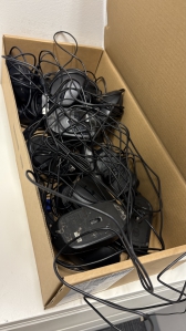 컴퓨터 부품들과 키보드 마우스 등 배출해요