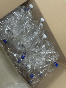 몇달동안 페드병 모아 택배 보내봐요 !