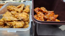치킨은 방문 포장, 용기 들고 갑니다.