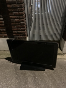 고장난 TV 배출 사진입니다. 아쉽네요. 