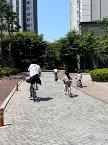 주말에 아이들과 함께 자전거를 타요?