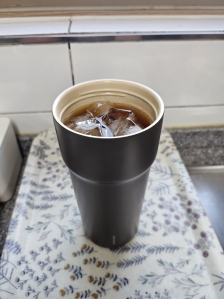 텀블러에 커피 마시기