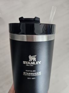 텀블러에 커피를담아~