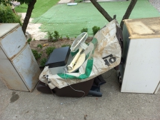 산사태로 인해 고장난 냉장고