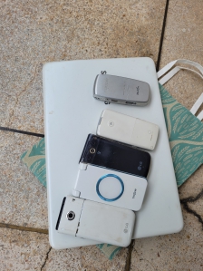 노트북 과 휴대폰 배출