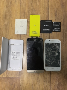 휴대폰 배터리 충전기 기부했습니다