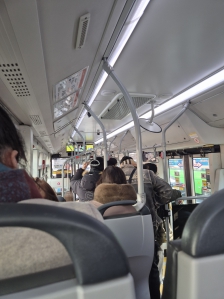 버스타고 시내로 이동