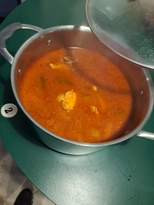 다회용기(냄비)에 음식 포장해왔어요 